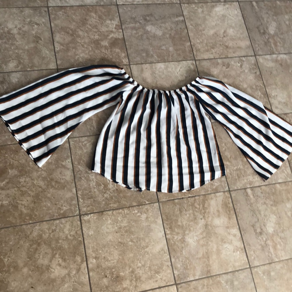Off the shoulder wide sleeves top